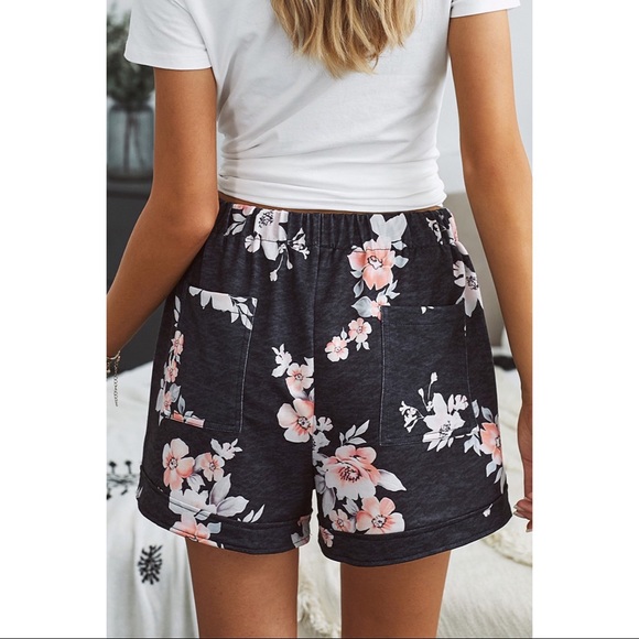🆕 Black Floral Drawstring Waist Pocketed Shorts - Picture 2 of 5